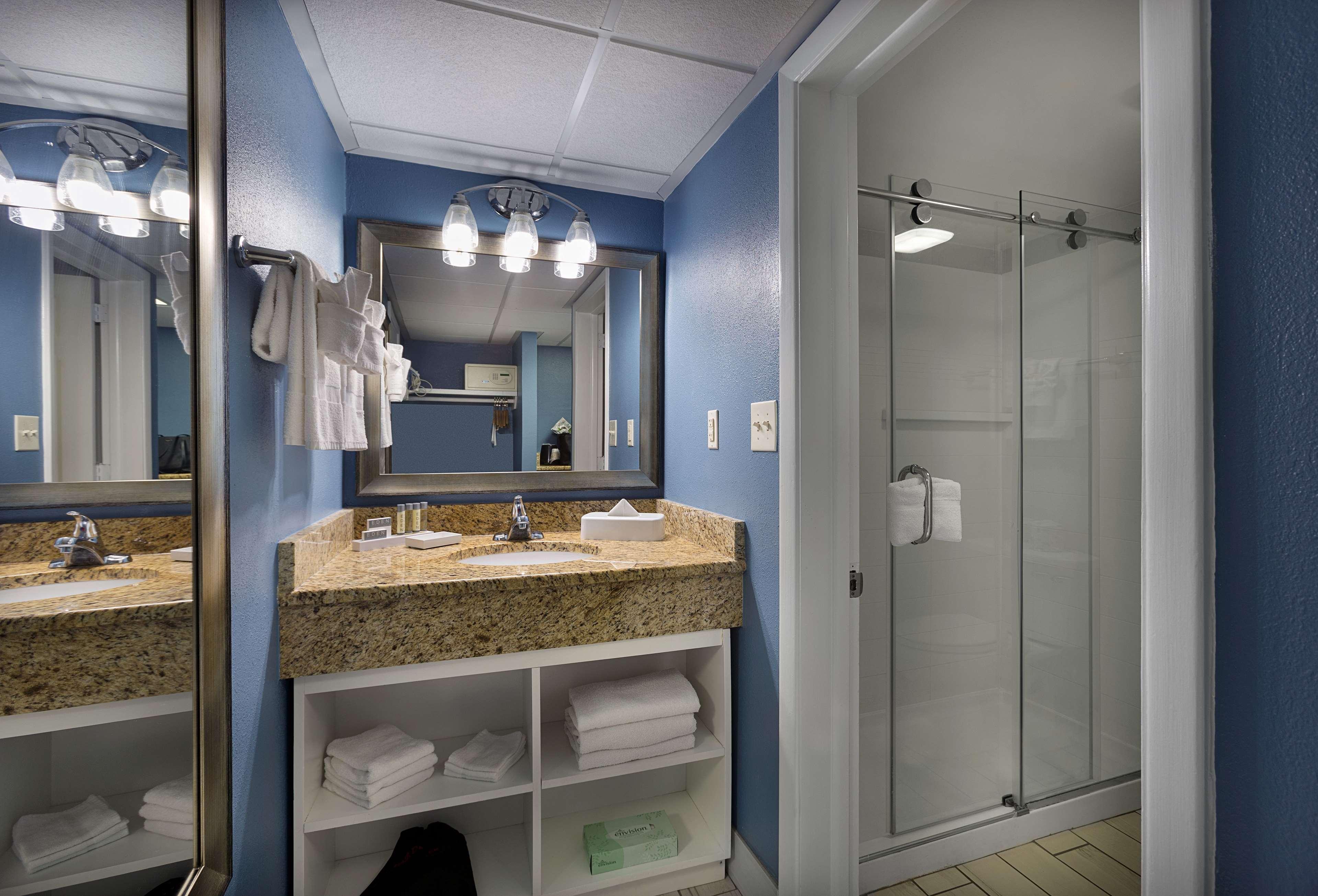Middle, King Bed, Pool Side, Dayton House Resort, BW Signature Collection 3/3