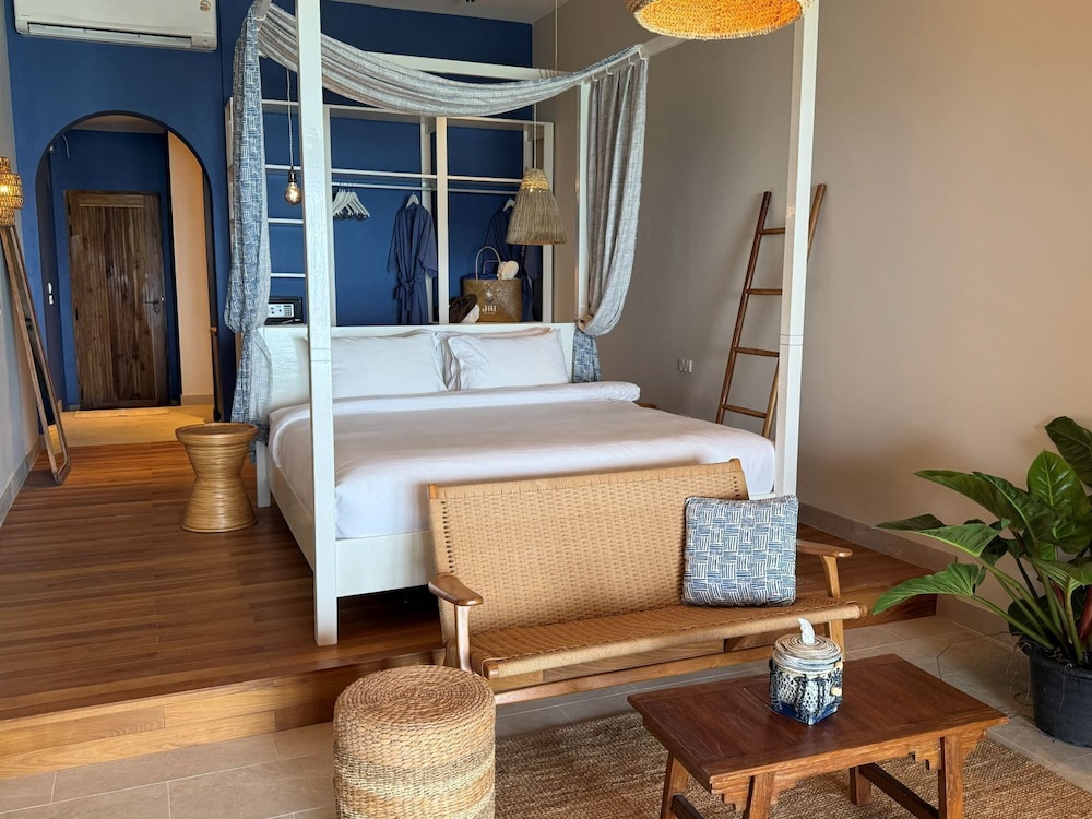 DELUXE, BEACH FRONT, PATIO
