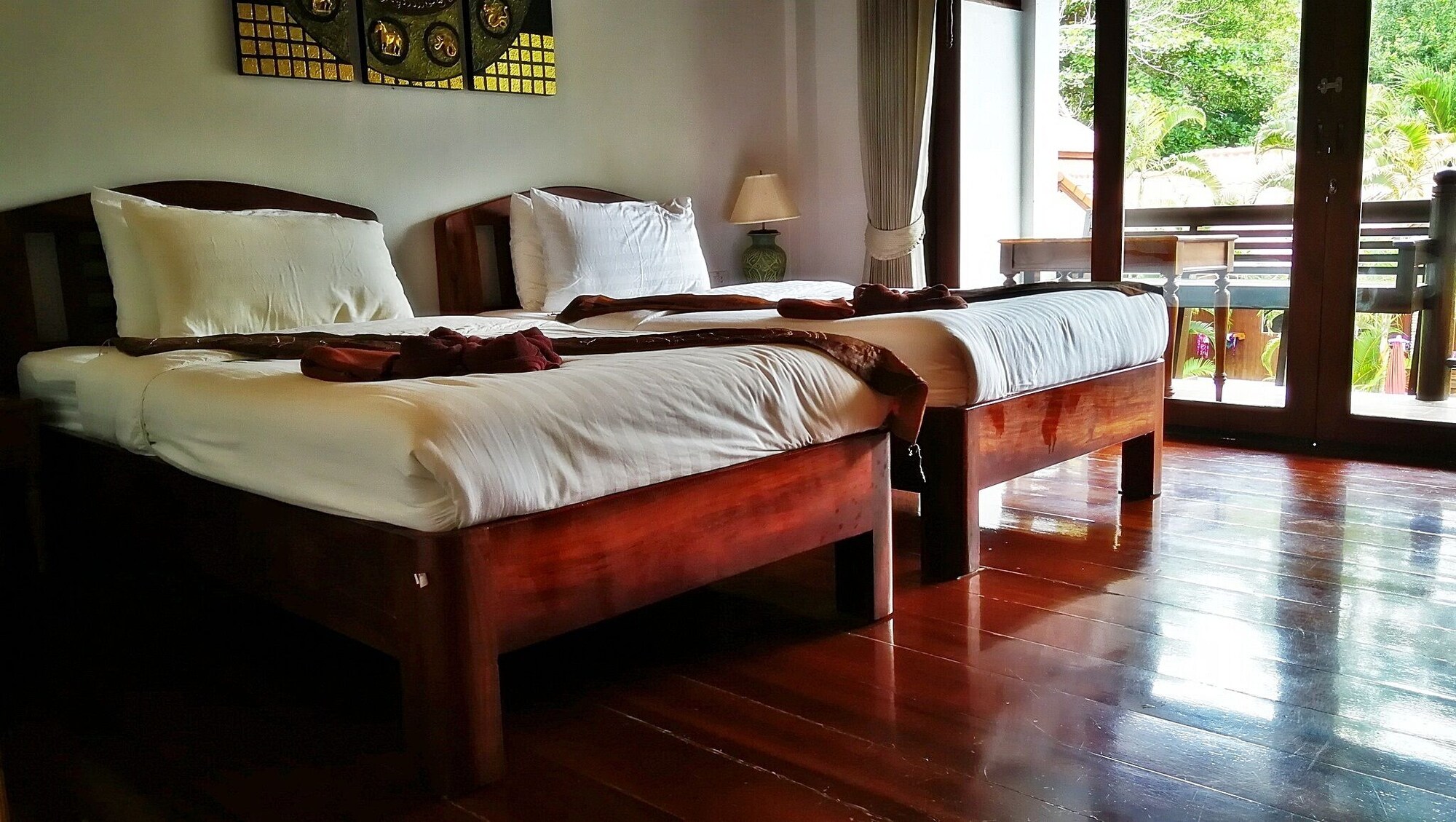DELUXE, BUNGALOW, TWIN BEDS