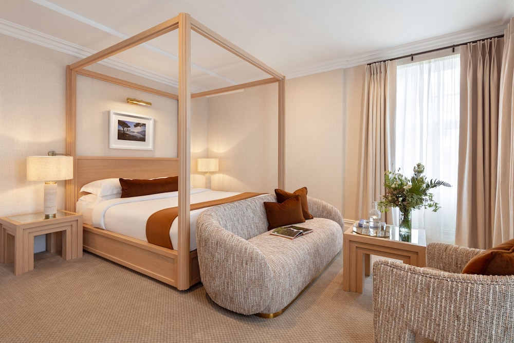 TOWN HOUSE, SUITE