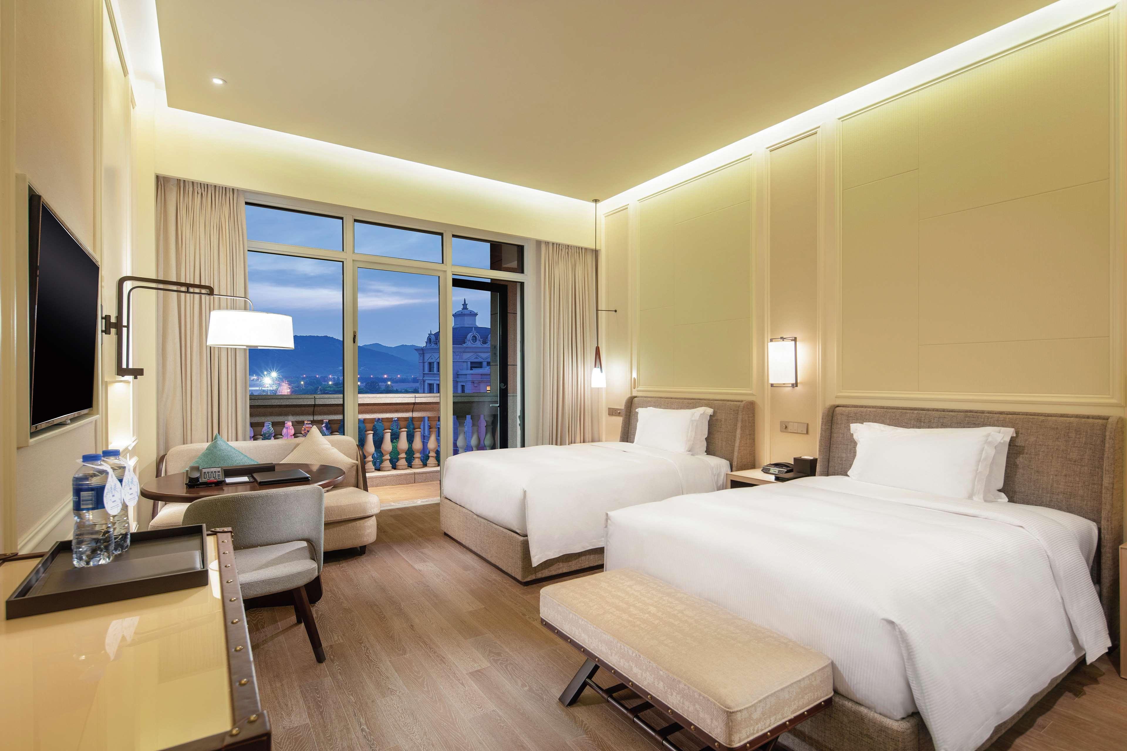 Room at Hilton Dalian Golden Pebble Beach Resort, DALIAN