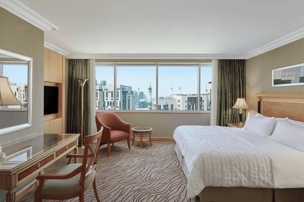 DELUXE, KING BED