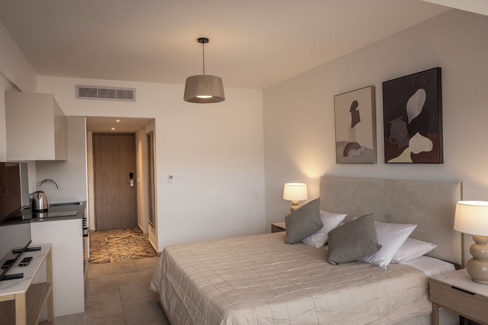 DELUXE, QUEEN BED, MOUNTAIN VIEW, BALCONY