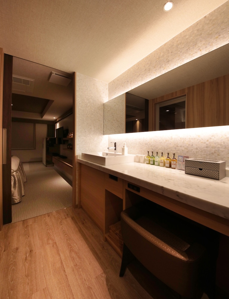 N Hotel 58/58