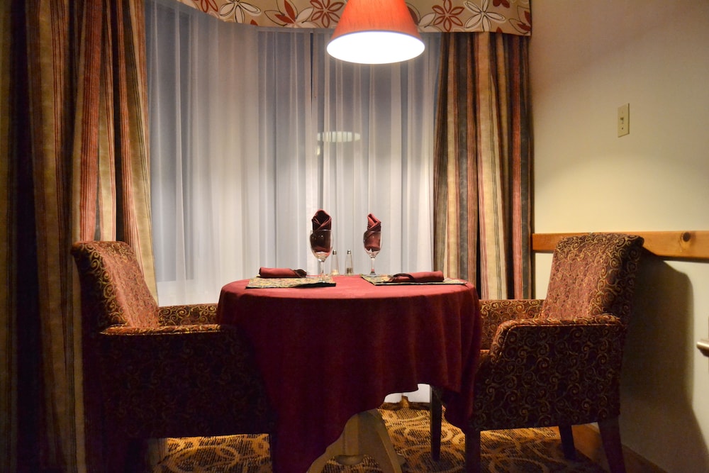 Granite Town Hotel 7/43