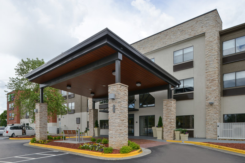 Holiday Inn Express Suites Raleigh Ne Medical Ctr Area 69/74