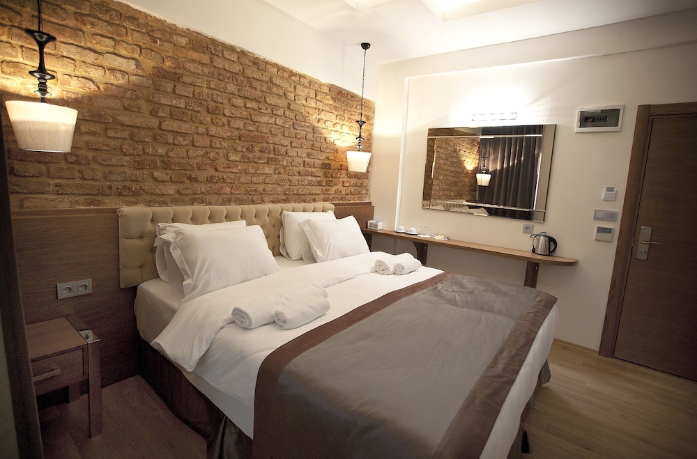 DELUXE, DOUBLE OR TWIN BED