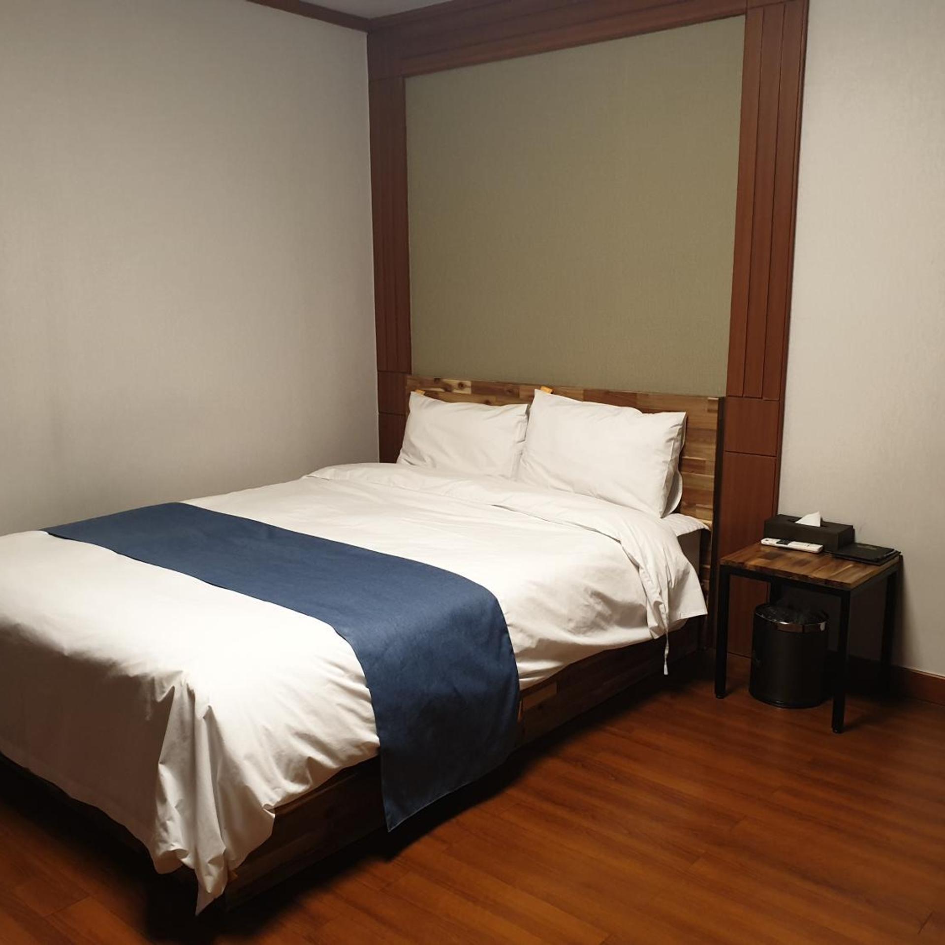 DELUXE, DOUBLE BED