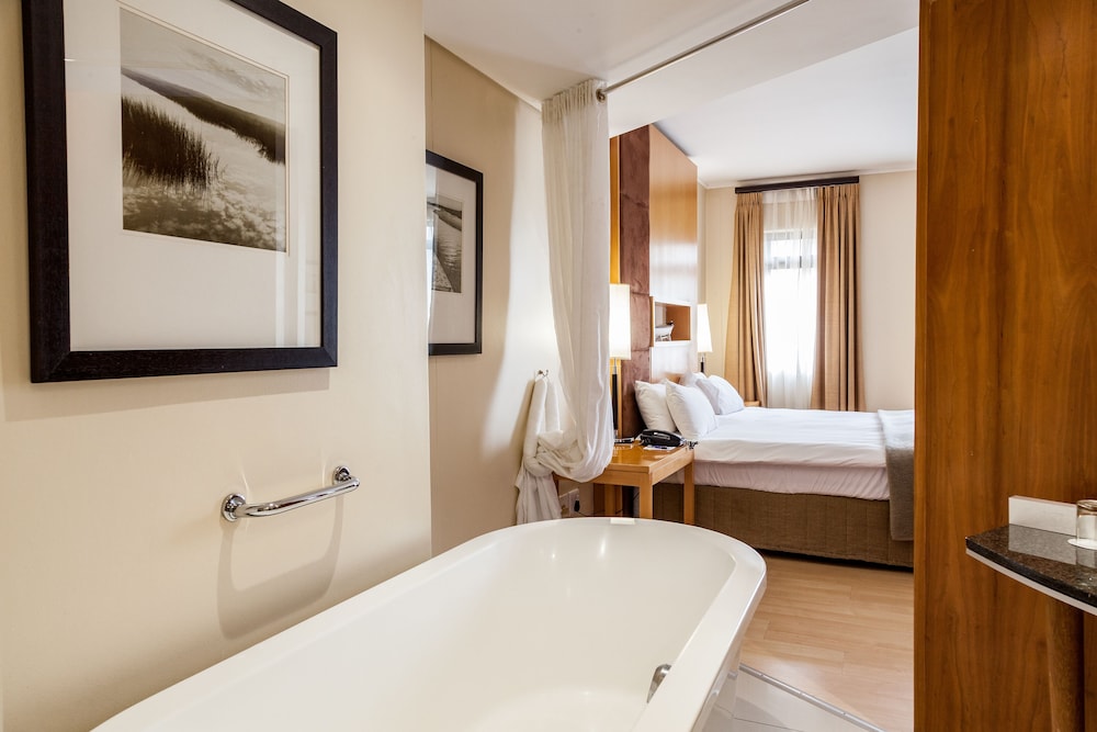Cape Town City Accommodation the Island Club 8/69