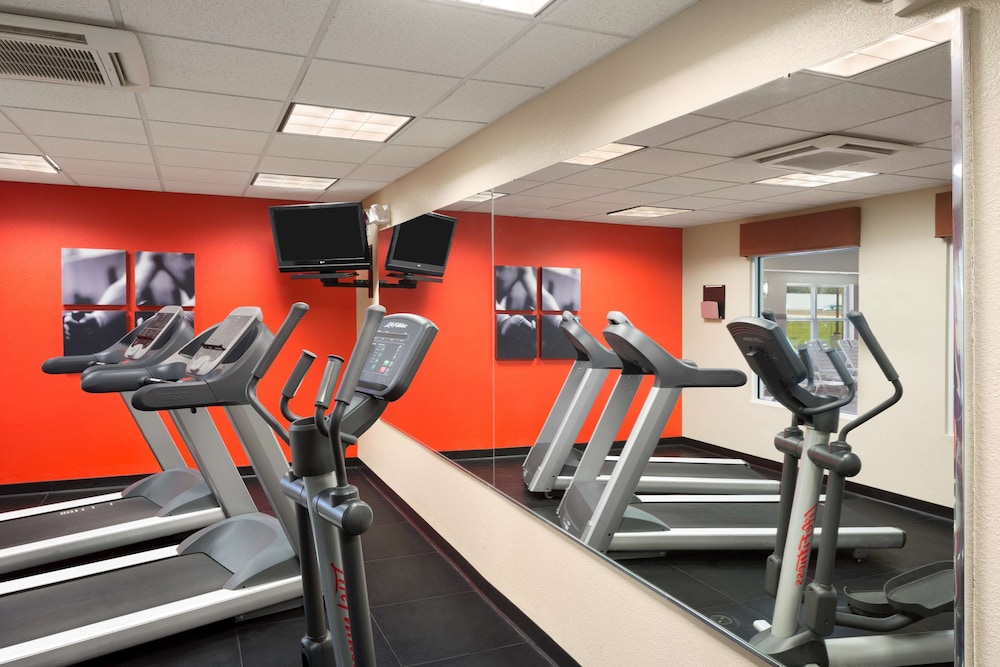 Country Inn & Suites by Radisson, Rossford - Toledo South 13/28