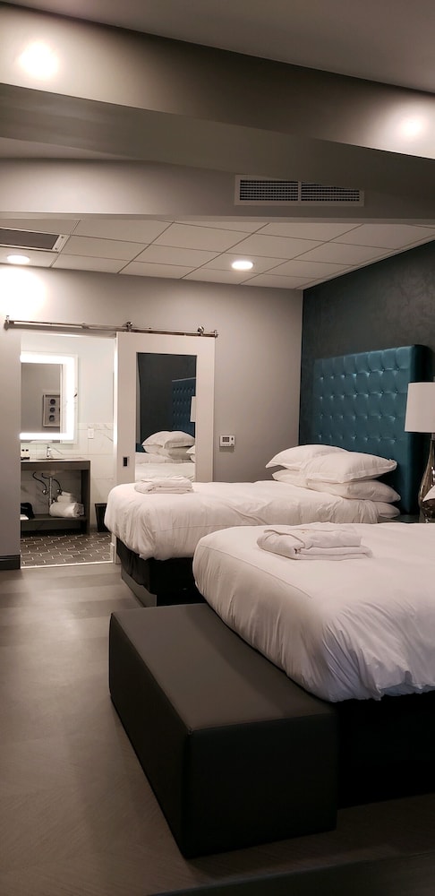 Peacock, Superior, Suite, 2 Queen Beds, River View