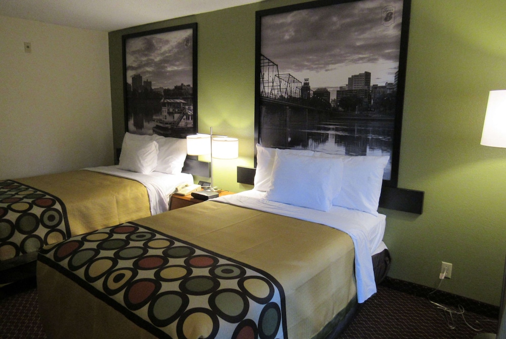 Super 8 by Wyndham New Cumberland 13/64