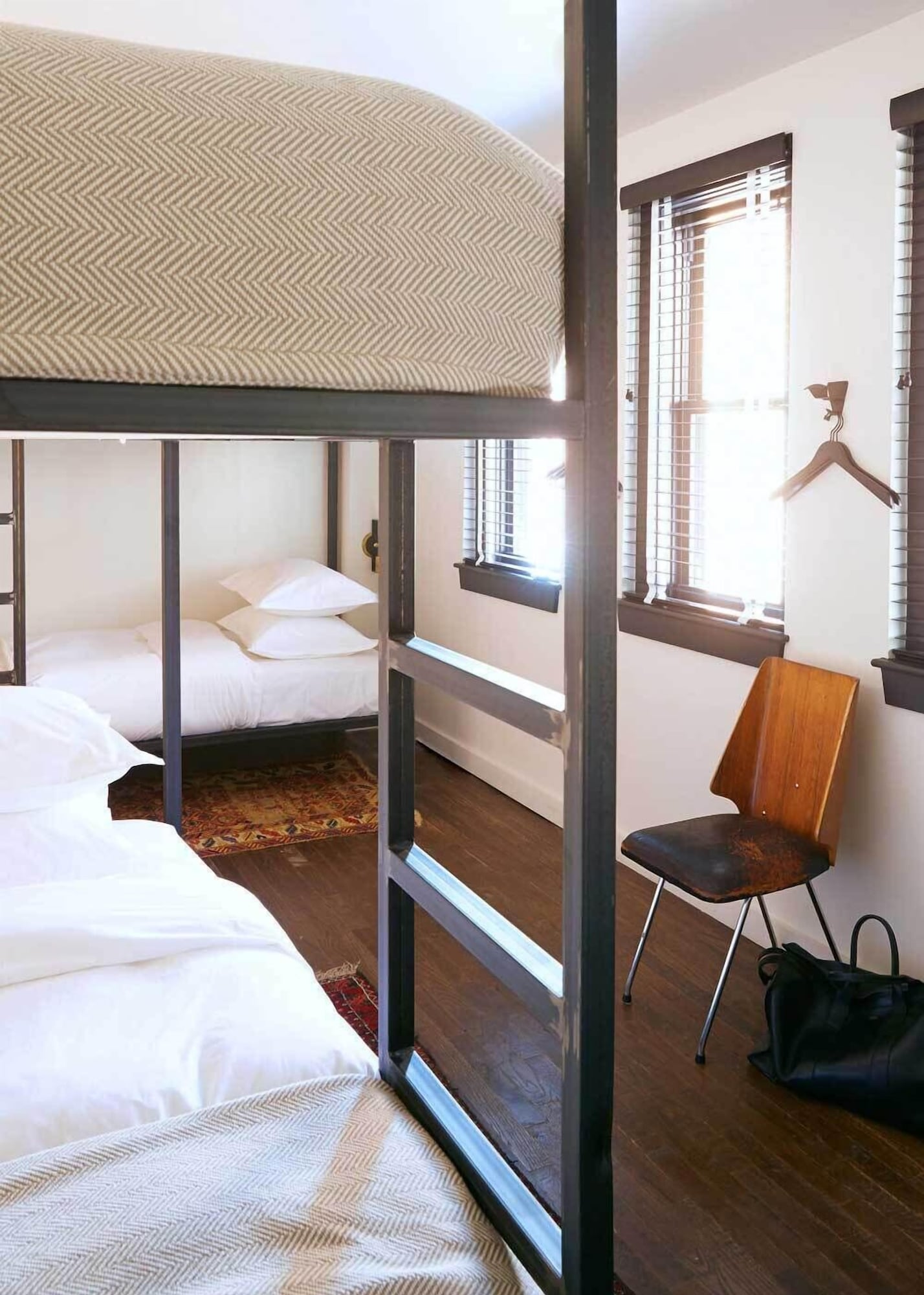 Friends and Kids, 4 Bunk Beds