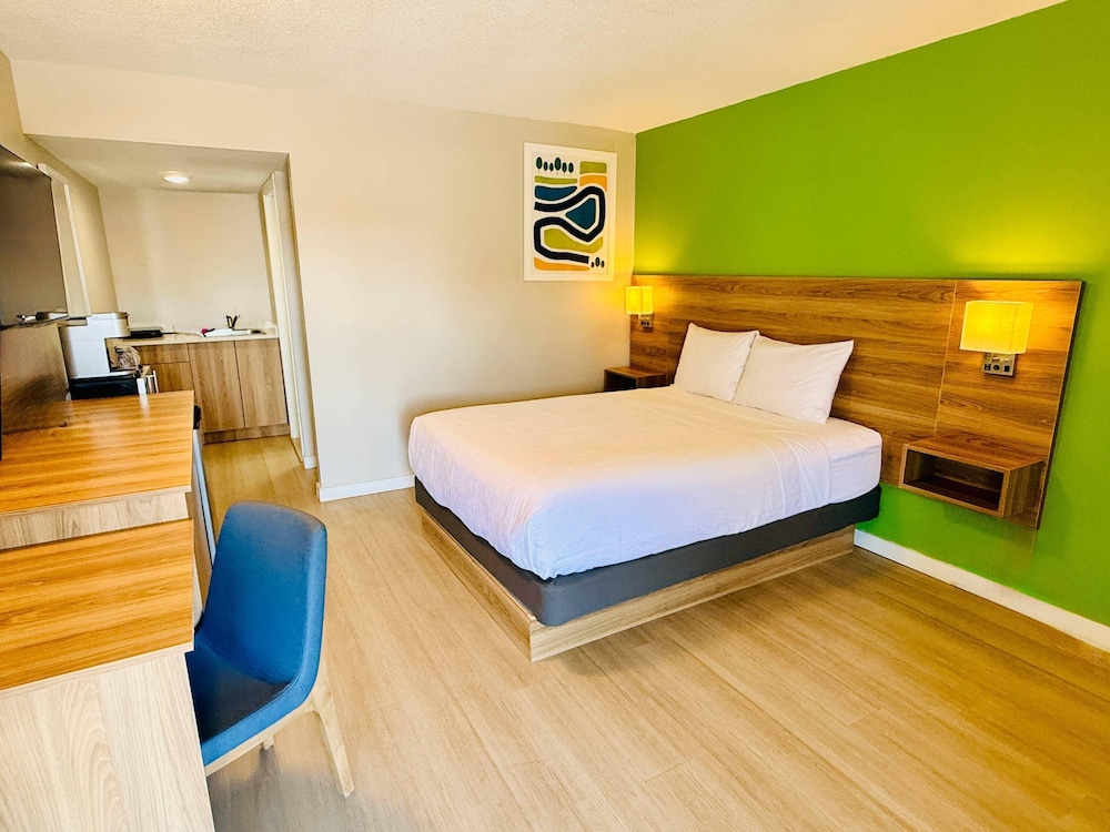 Efficiency, Queen Bed