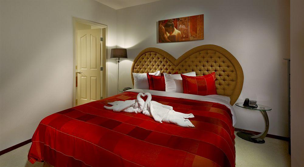 Room, King Bed, Deerfoot Inn Casino 3/4