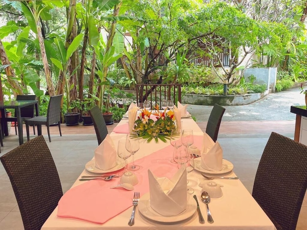 HULA HULA RESORT l truly tropical and fun wellness 70/90