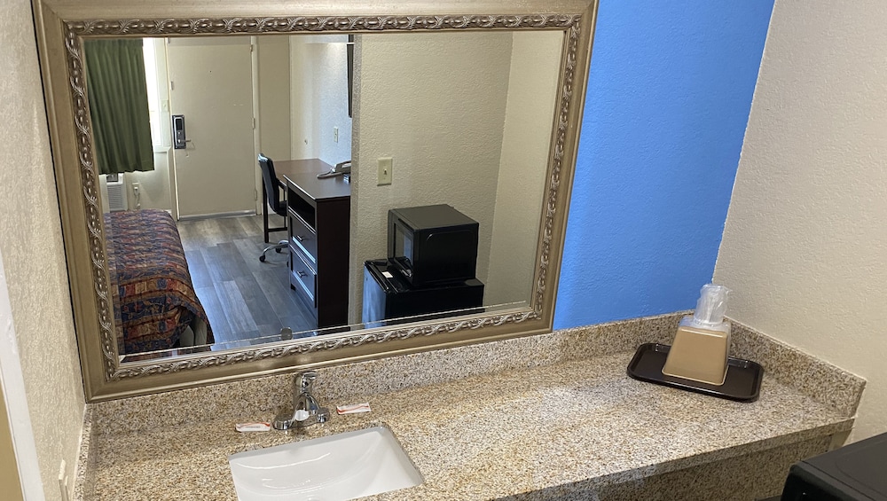EXPRESS INN NEWPORT NEWS 28/59