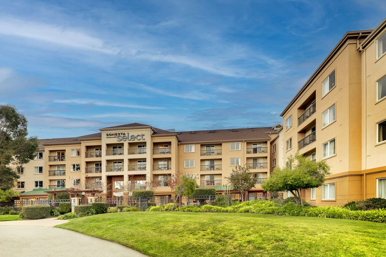 Sonesta Select San Francisco Airport Oyster Point Waterfront 8/67