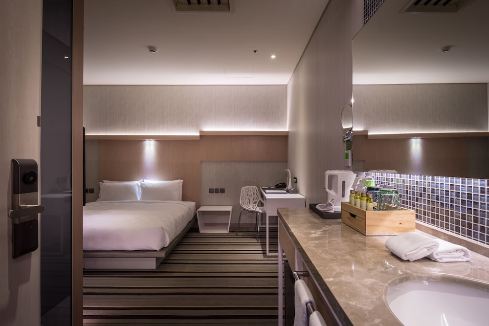 Sparkle Hotel 26/48