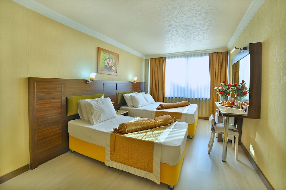 ROOM, DOUBLE OR TWIN BED