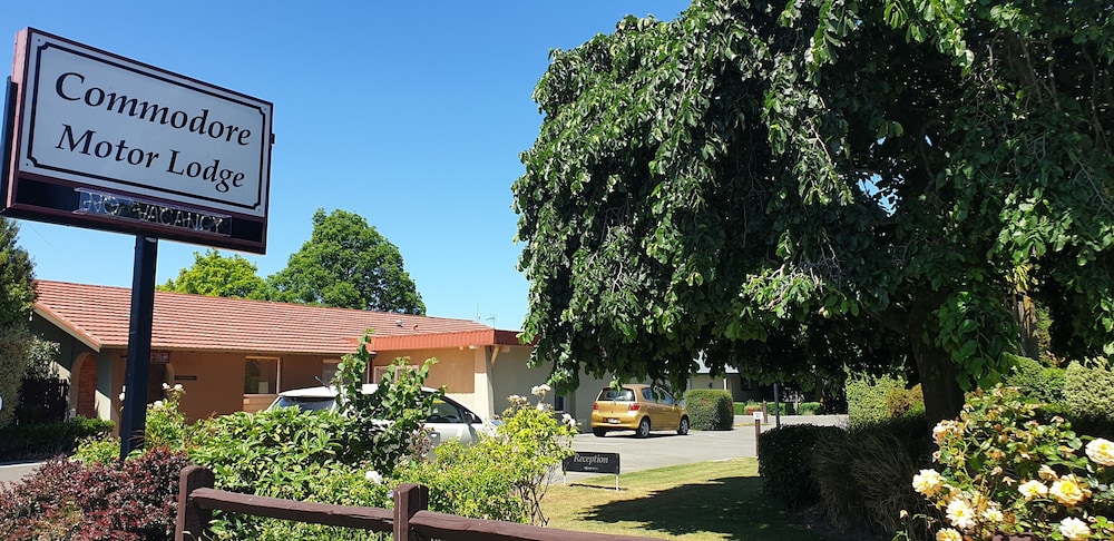 Commodore Motor Lodge 54/58