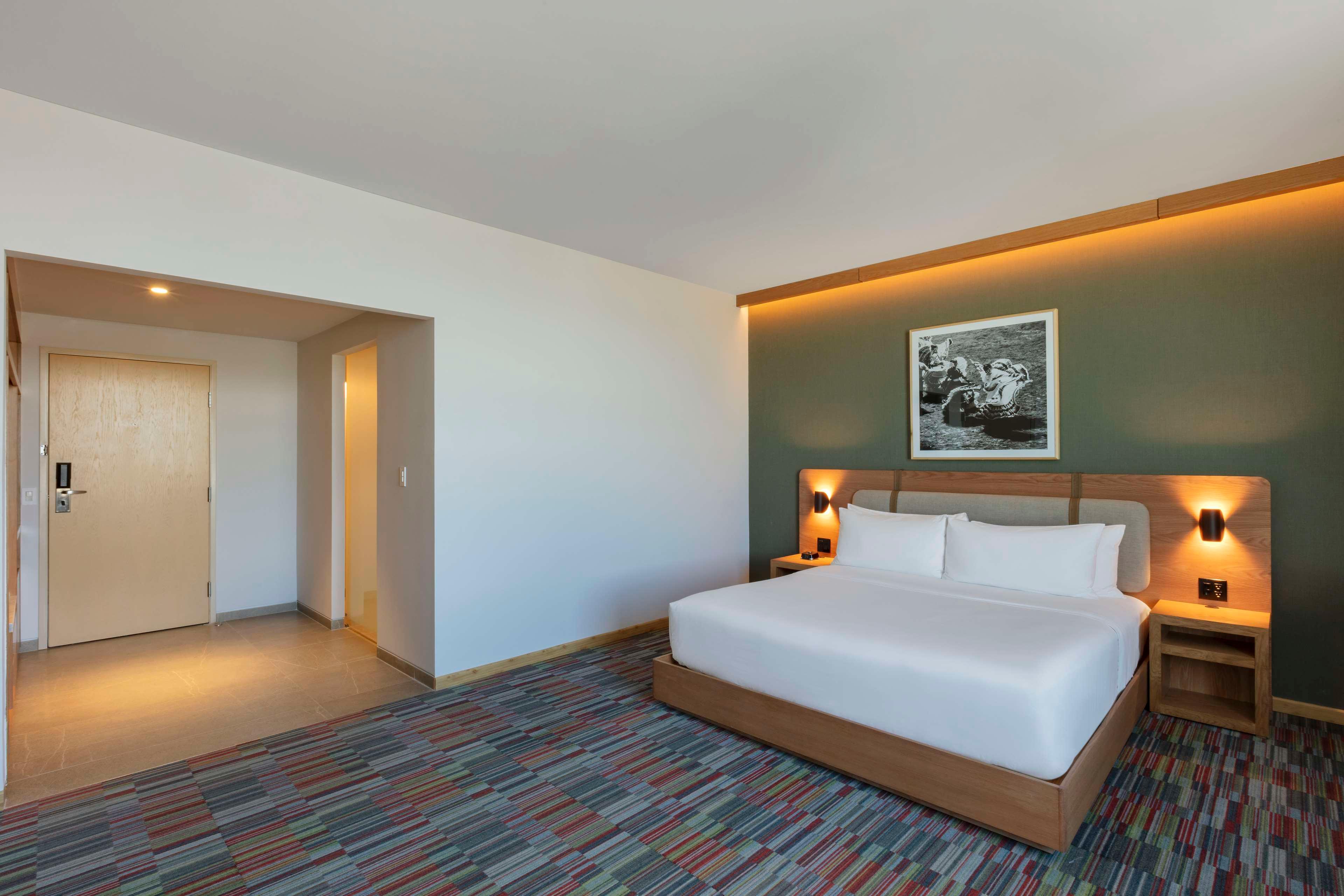 JUNIOR SUITE, KING BED, AIRPORT VIEW