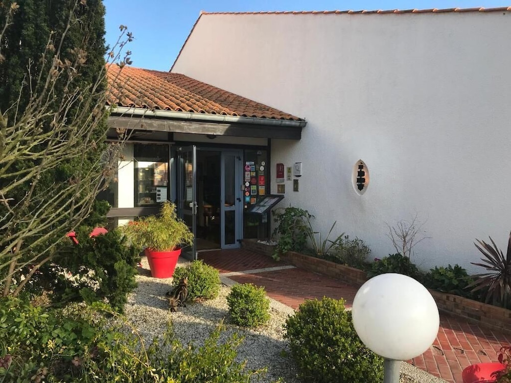 HOTEL LA BELLE POULE 39/44
