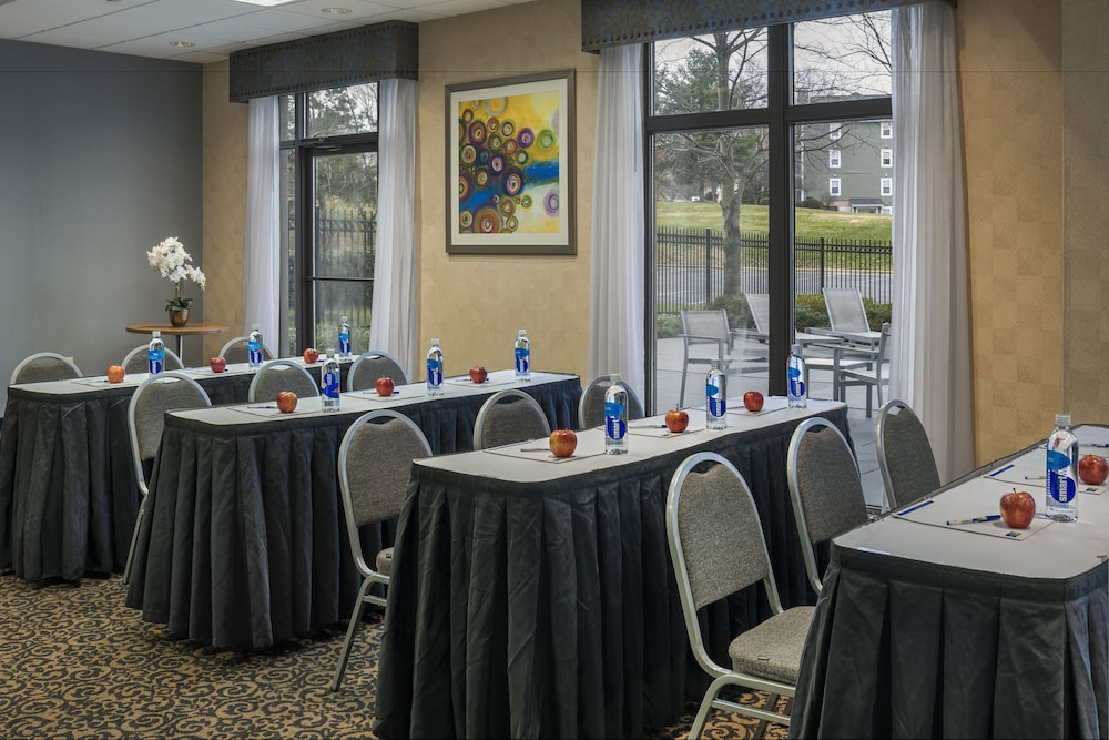 Holiday Inn Express Suites Laurel Lakes 53/58