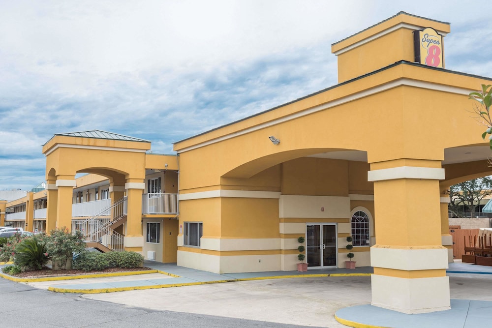 Super 8 by Wyndham Baton Rouge/I-10 1/31