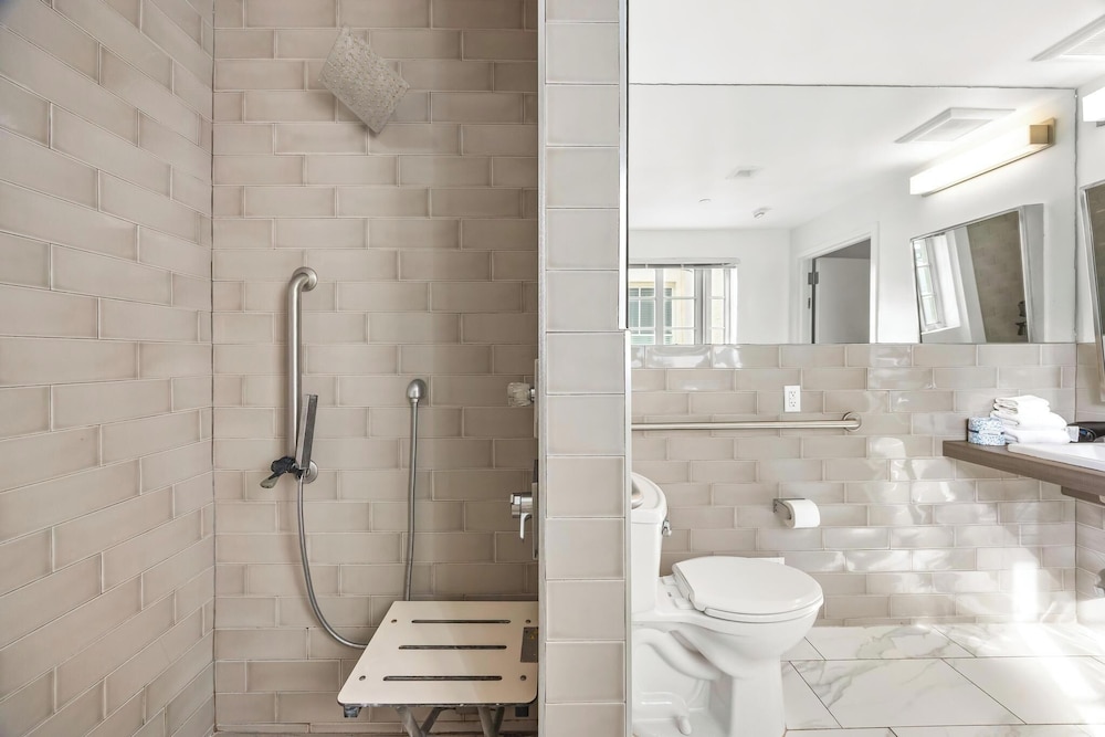 Luxuri Suites 49/50