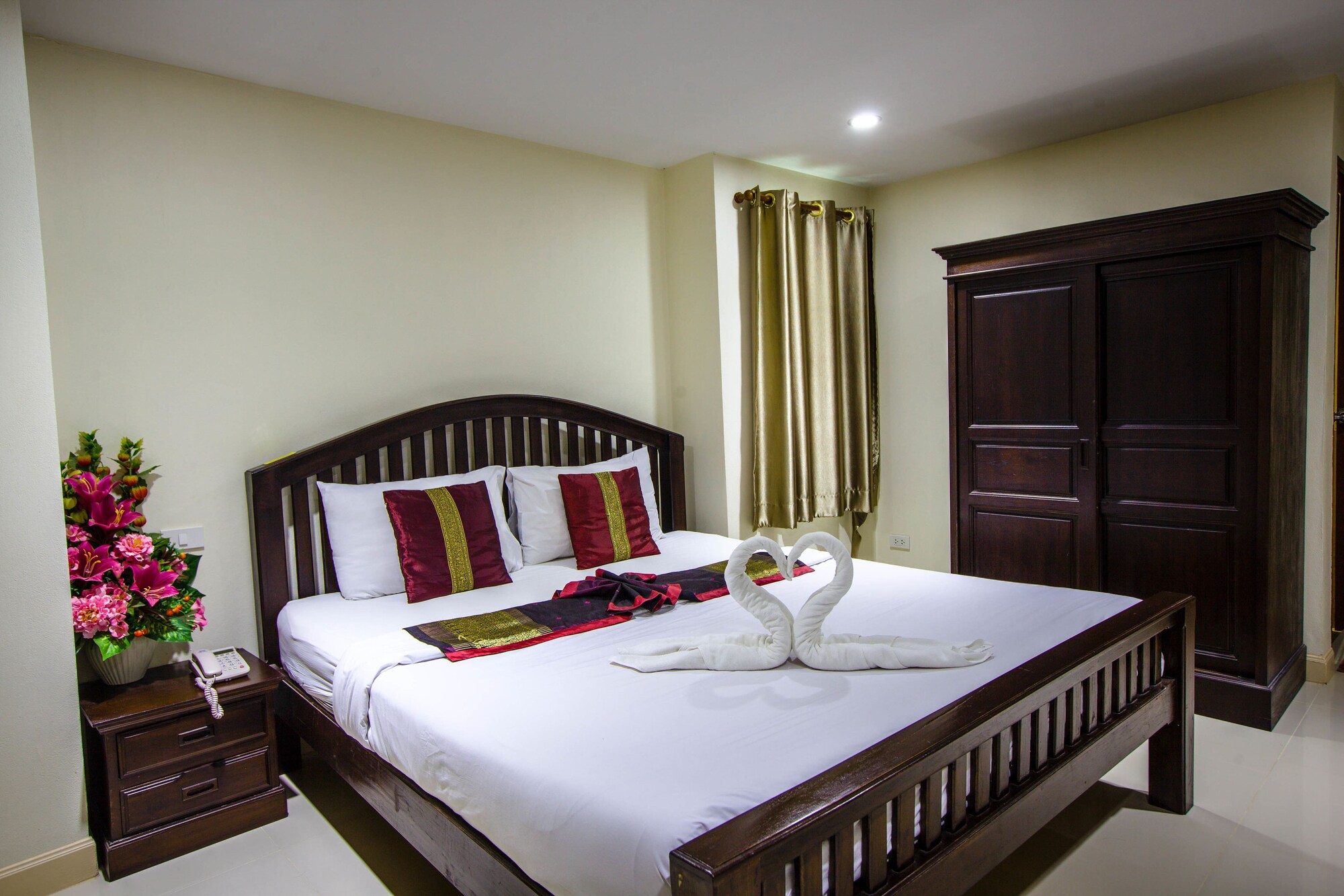 DELUXE, DOUBLE BED