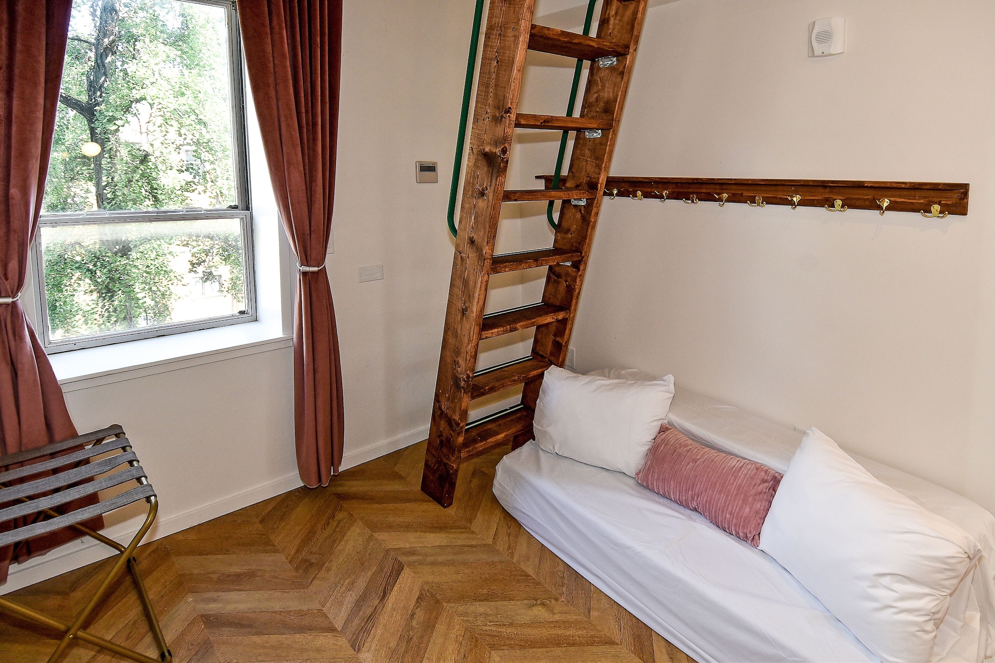 ROOM, QUEEN BED, TWO STORY, TOP FLOOR