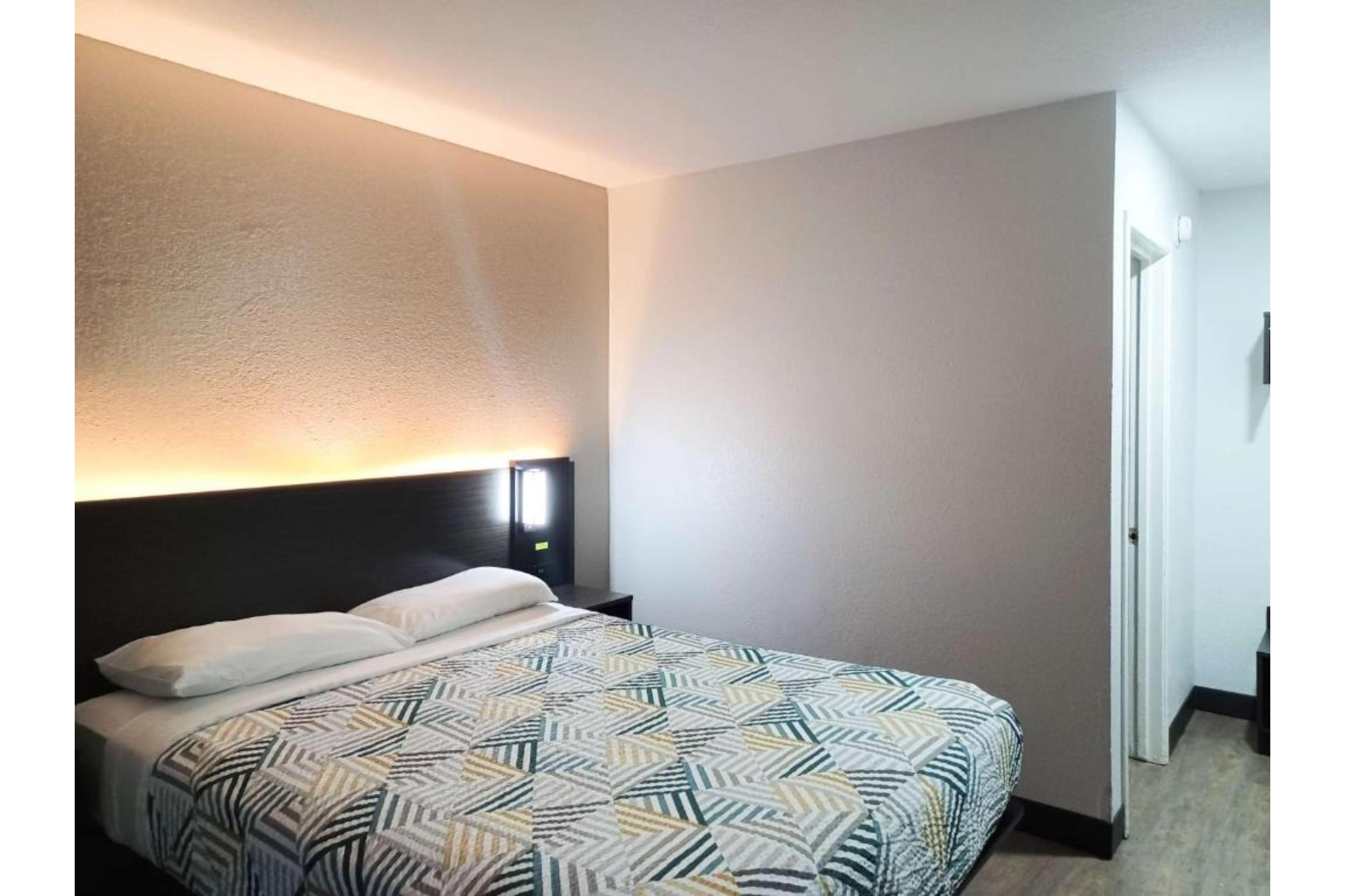 1 Queen Bed - Micfridge