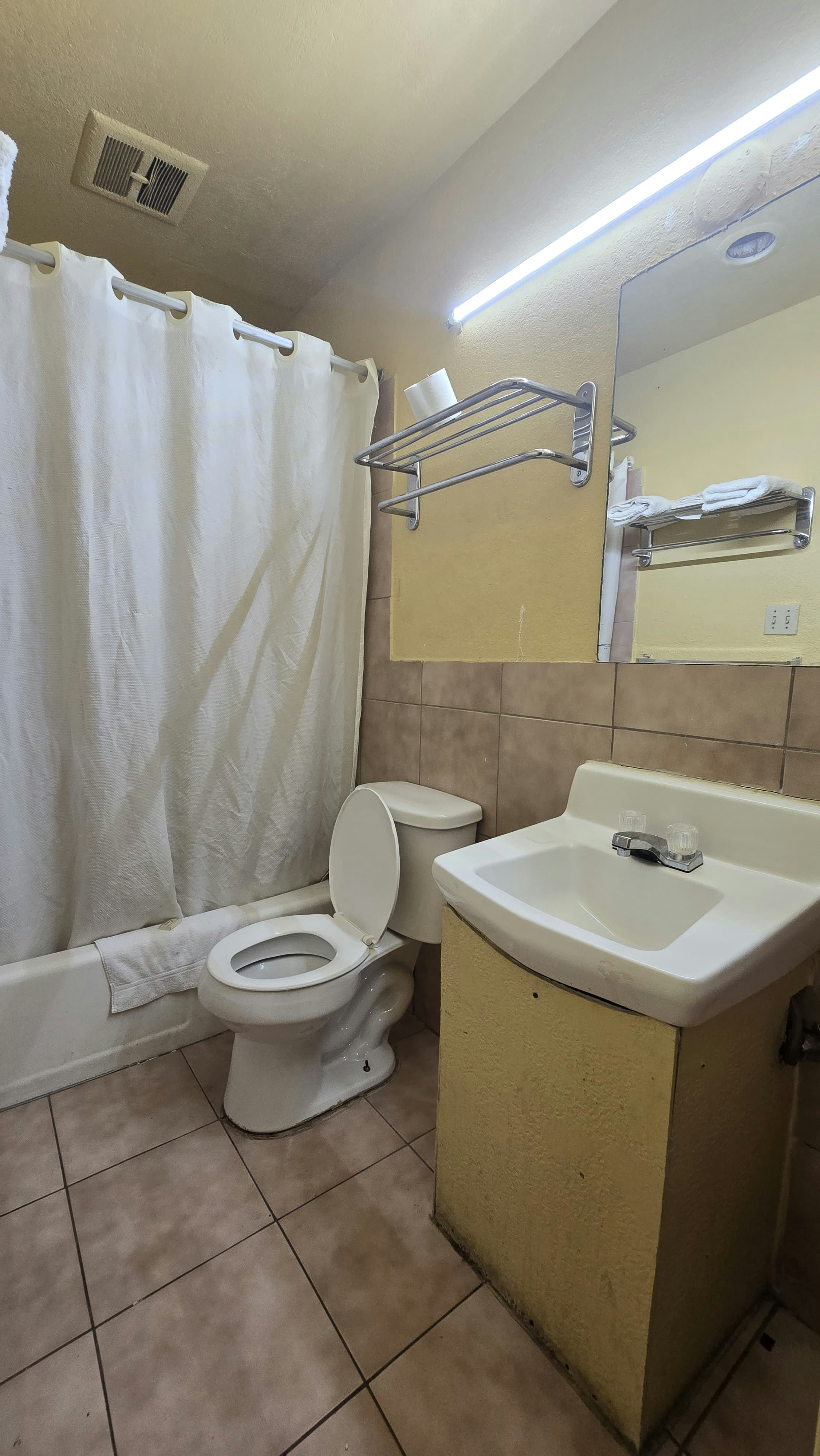 ROOM, KING BED, KITCHENETTE