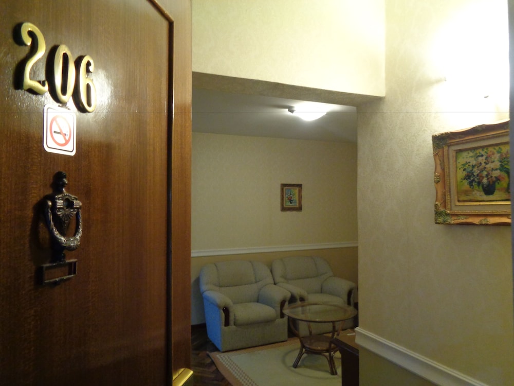 Premier Hill Suites 56/68