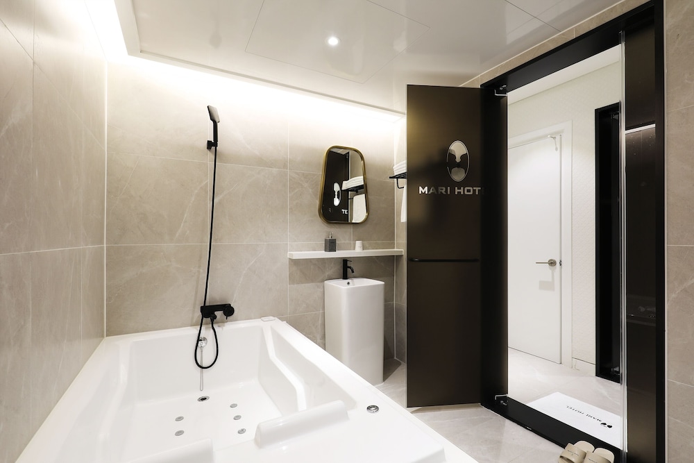 Mari Hotel 41/50
