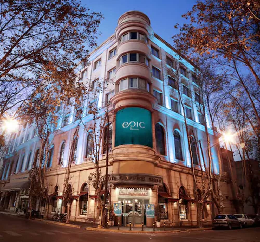 EPIC HOTEL VILLA MERCEDES 4/60