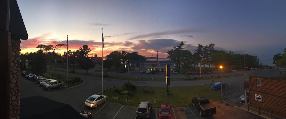 Super 8 By Wyndham Bridgeview Of Mackinaw City 24/27