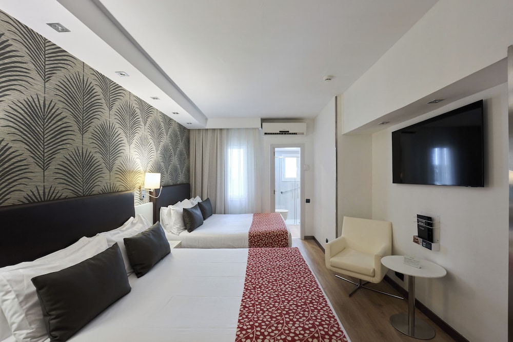 Room, Triple, 1 Double and 1 Single Bed, Catalonia Castellnou 8/10