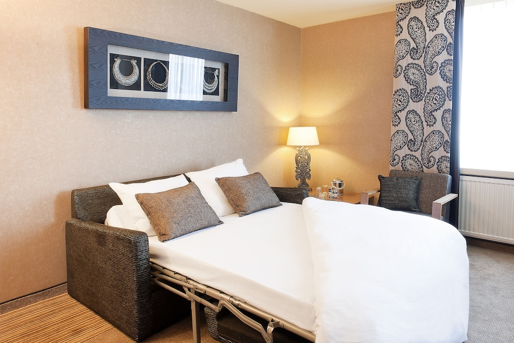 FAMILY SUITE, KING BED, SOFA