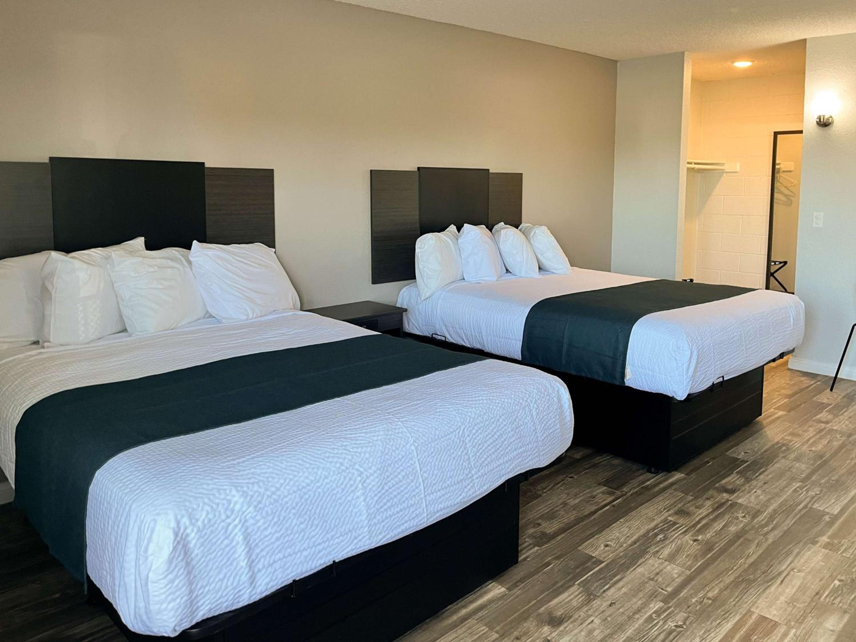 2 Queen Beds - Non-Smoking, Micfridge