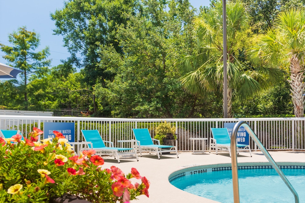 Holiday Inn Express Charleston US Hwy 17 & I-526 3/77
