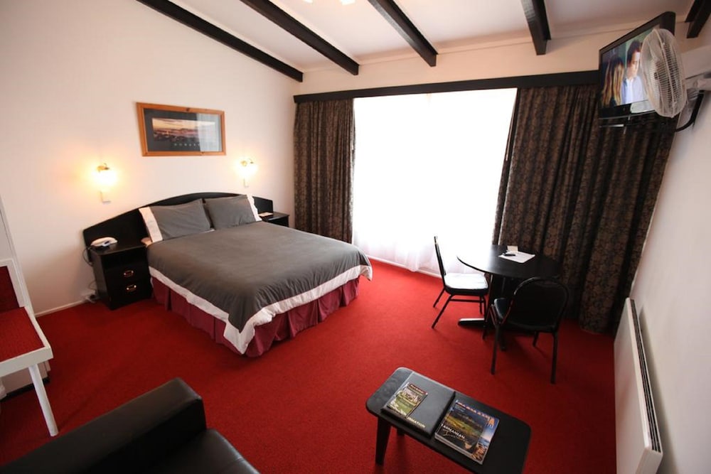 The Fox and Hounds Historic Hotel 16/61