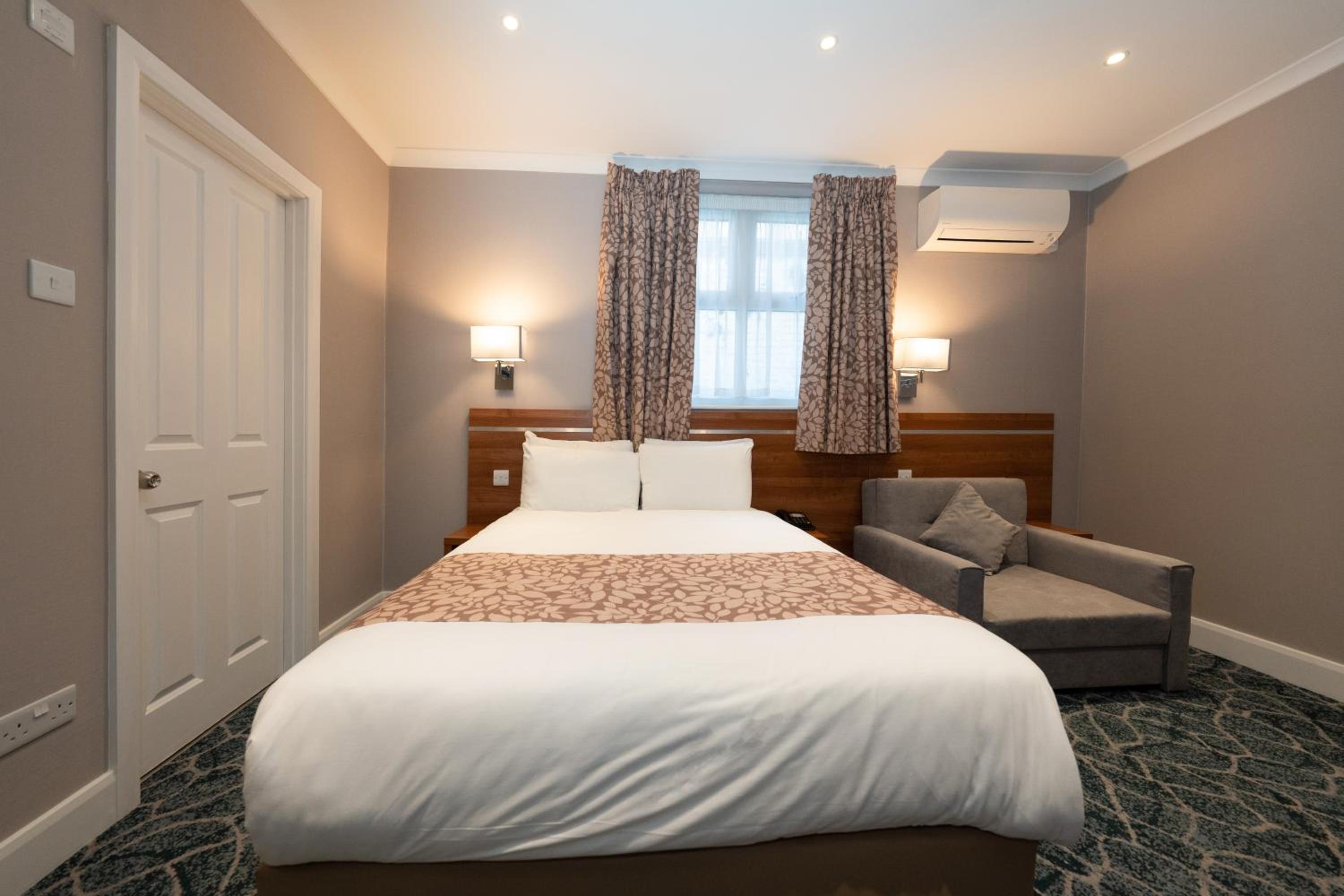 Hyde Park, Club, Double Bed, Sofa