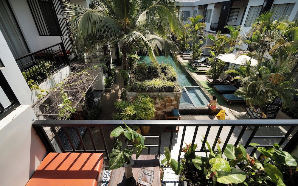 Central Corner D Angkor 7/75