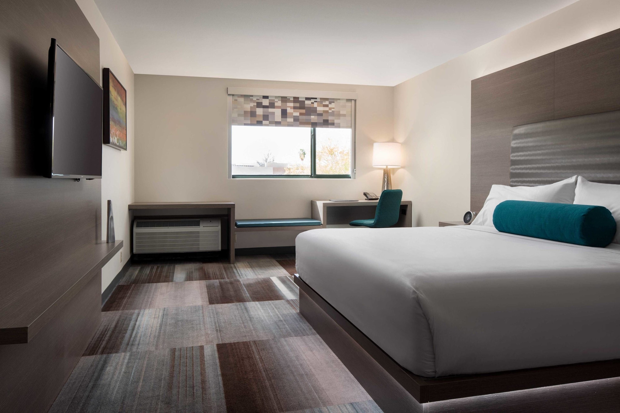 CHIC, KING BED, POOL VIEW