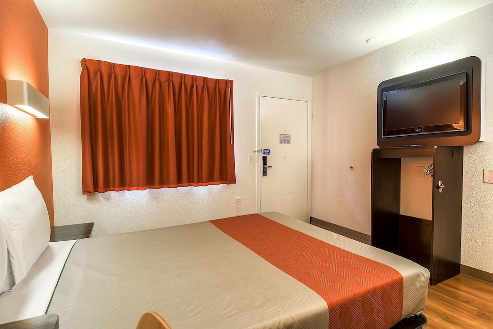 Motel6 Carlsbad, CA Beach 28/50