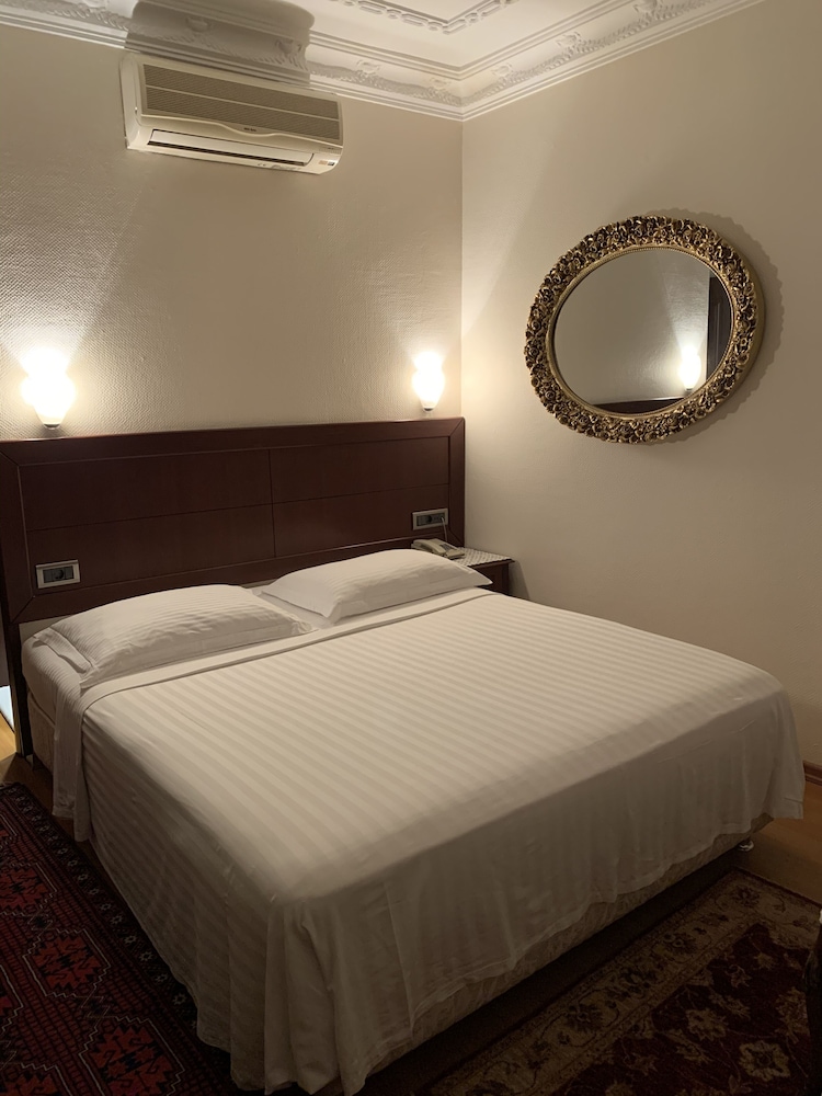 Ada Hotel 12/77
