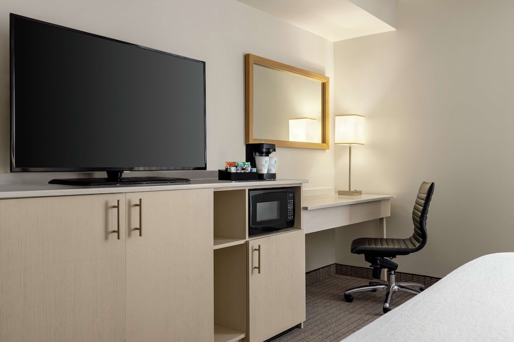 Embassy Suites By Hilton Denver International Airport 57/62