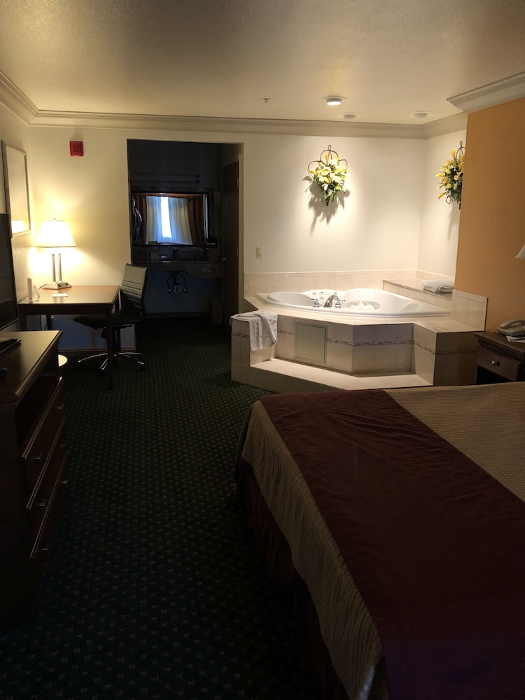 Cloverdale Wine Country Inn and Suites 4/47